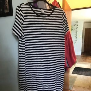 Cute old navy t shirt dress with navy and cream